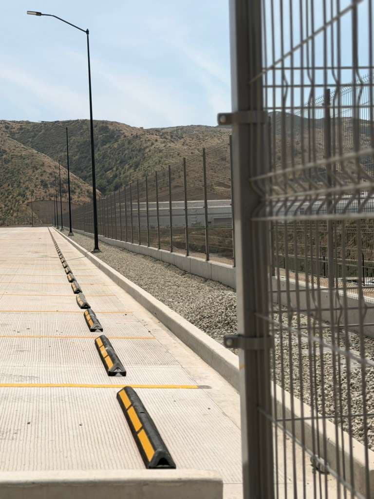 Perímetro industrial galvanizado instalado por Cercocentro